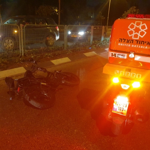 רוכב אופניים חשמליים נפצע קשה בתאונה בצומת סירקין - חדשות בפתח תקווה