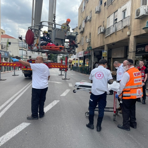 מבצע חילוץ במרכז פ"ת: כיבוי אש חילצו דייר שהיה זקוק לטיפול רפואי - חדשות בפתח תקווה