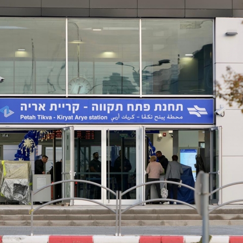 סיוט לילי בתחנה: 3 חיילים ננעלו בתחנת רכבת בפתח תקווה - חדשות בפתח תקווה