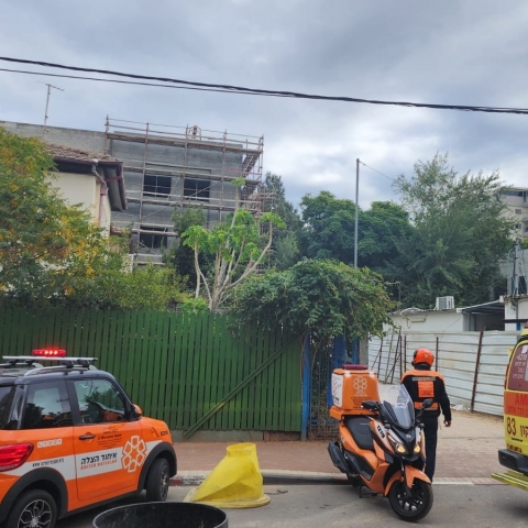 פועל נפצע באתר בנייה ברח' סעדיה גאון בפתח תקווה - חדשות בפתח תקווה