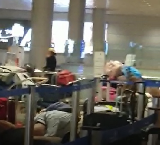 צפו: דרמה בנתב"ג, הנוסעים בטרמינל התבקשו לשכב על הרצפה לאחר שרכב פרץ את מחסום הכניסה לשדה (וידיאו) - חדשות בפתח תקווה