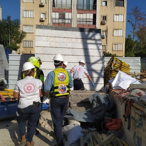 פועל נפל מגובה באתר בניה ברח' השושנים - מצבו קשה - חדשות בפתח תקווה