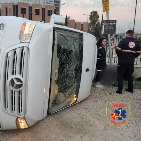 6 פצועים בהתהפכות מיניבוס ברח' השפלה בפתח תקווה - חדשות בפתח תקווה