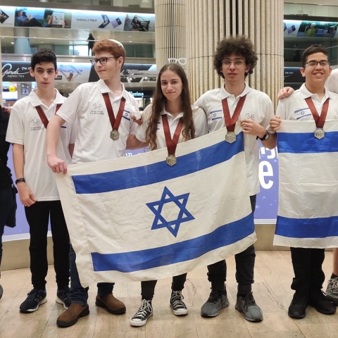 נועה בן ישראל מפתח תקווה  זכתה במדליית כסף באולימפיאדה בינלאומית לצעירים למדעים - חינוך בפתח תקווה