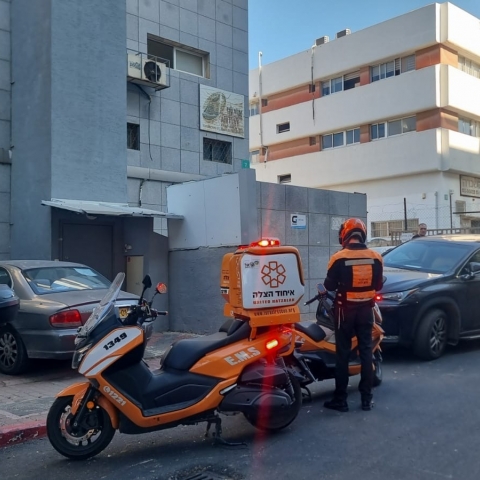 פועל נפצע במהלך עבודתו במפעל ברח' הלפיד בפתח תקווה - חדשות בפתח תקווה