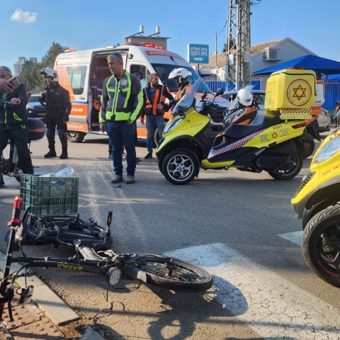 2 תאונות תוך שעה: אדם על כיסא גלגלים ורוכב אופניים חשמליים נפגעו מרכב - מצבם בינוני - חדשות בפתח תקווה