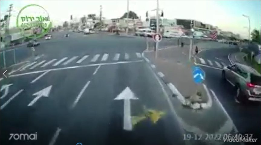 אוטובוס של חברת אפיקים חצה רמזור אדום בצומת סגולה (וידיאו) - חדשות בפתח תקווה