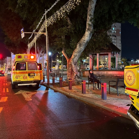 גבר כבן 50 נמצא מעורפל הכרה עם סימני היפותרמיה בכיכר המייסדים בפתח תקווה - חדשות בפתח תקווה