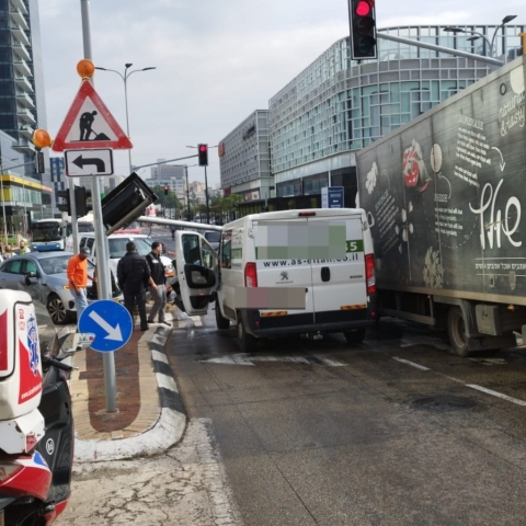 פצוע בתאונת שרשרת כתוצאה מהתנגשות ברמזור - חדשות בפתח תקווה