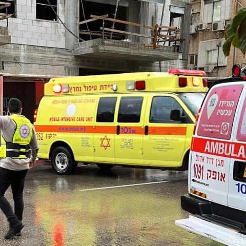 פועל שנפל מגובה של כ-3 מטר במהלך עבודתו באתר בנייה ברח' רמב"ם בפתח תקווה - חדשות בפתח תקווה