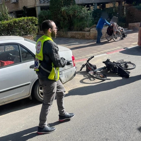 אישה נפצעה מאופניים חשמליים ברח' רוטשילד בפתח תקוה - חדשות בפתח תקווה