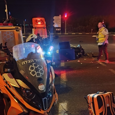 רוכב קטנוע ונהגת רכב נפגעו בתאונה בכביש 40 סמוך לצומת נחלים - חדשות בפתח תקווה