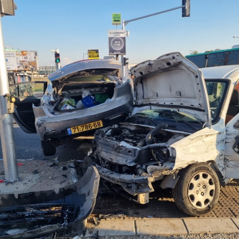 3 נפגעים בתאונה בצומת סגולה - עומסי תנועה באיזור - חדשות בפתח תקווה