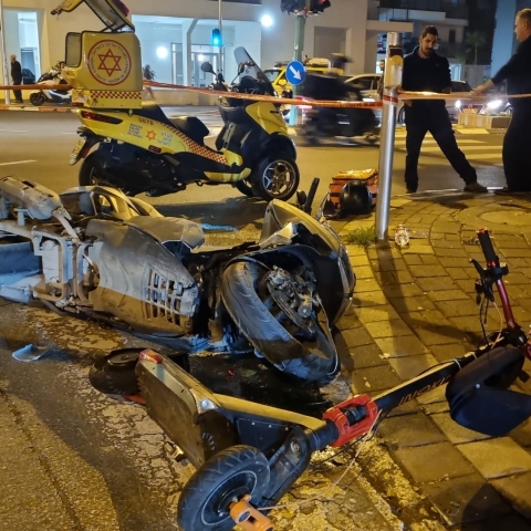 רוכב קורקינט חשמלי בן 15 נפצע קשה מפגיעת אופנוע (וידיאו) - חדשות בפתח תקווה