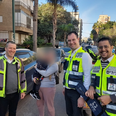  "אסירת תודה לכם, תינוק ננעל ברכב והוא הגיע תוך דקה להציל אותנו" (וידיאו) - חדשות בפתח תקווה