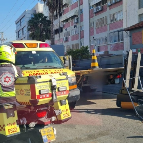 2 נפגעים ממלגזה חשמלית שנפלה מרמפת משאית ברח' ברגמן בפתח תקווה - חדשות בפתח תקווה