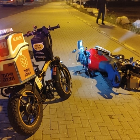 2 צעירים שרכבו יחד על אופנוע נפצעו בינוני בדרך שמלצר בפתח תקווה - חדשות בפתח תקווה