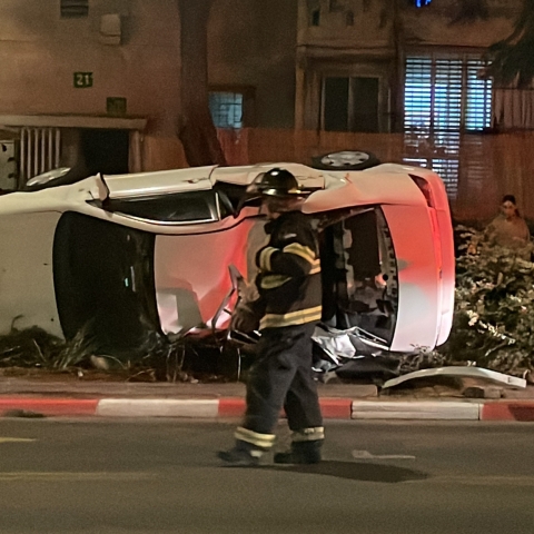 בן 20 נפצע לאחר שהתהפך עם רכבו (וידיאו) - חדשות בפתח תקווה