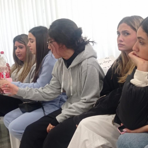 "שמענו על חייל שנהרג, משפחתו יושבת ואין איש אשר מנחם, סיפרנו לתלמידים על המקרה, משום שזה חינוך!" - חינוך בפתח תקווה