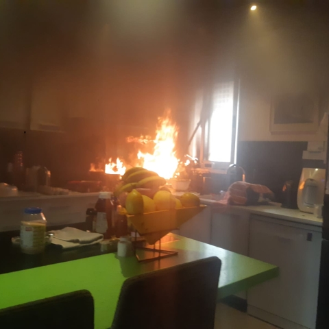שריפה פרצה בדירה ברח' חגין בפתח תקווה (וידיאו) - חדשות בפתח תקווה