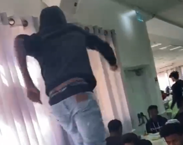 מקרה אלימות חמור: תלמיד כיתה יא' מפ"ת עלה על שולחן, זינק באוויר ובעט בעוצמה בראשו של נער אחר - חינוך בפתח תקווה