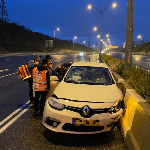 בן 25 נפצע לאחר שאיבד שליטה על רכבו והתנגש באי תנועה - חדשות בפתח תקווה