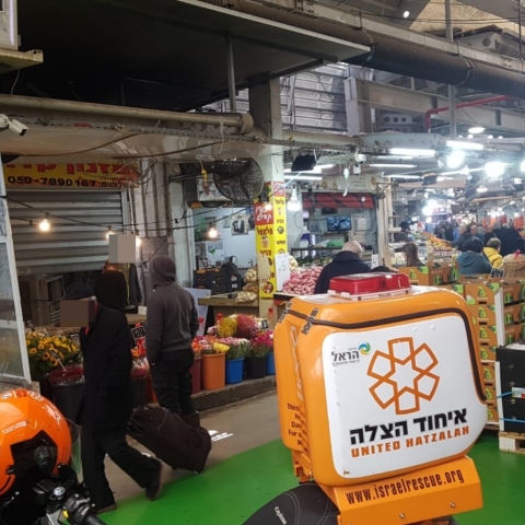עובד התחשמל בשוק במהלך תיקון מזגן - חדשות בפתח תקווה
