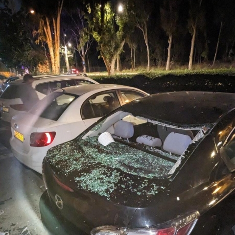 תינוק נפל מגובה בבניין מגורים על רכב חונה - חדשות בפתח תקווה