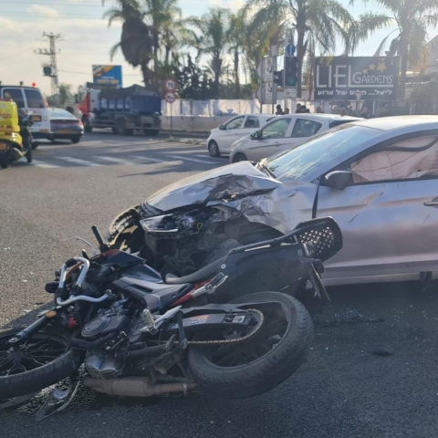 רוכב אופנוע כבן 30 נפצע קשה ונהג רכב נפצע קל בתאונה בכביש 40 סמוך למחלף ירקונים - חדשות בפתח תקווה