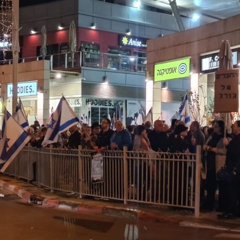  מאות רבות של מפגינים בכיכר גורן נגד ההפיכה המשפטית (וידיאו) - חדשות בפתח תקווה