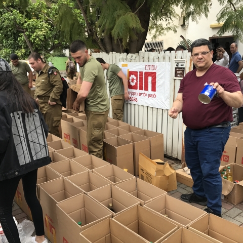 קבוצת יוסי אברהמי מתגייסת למען עמותת חום המסייעת לילדים ונוער במצוקה - מעשים טובים בפתח תקווה