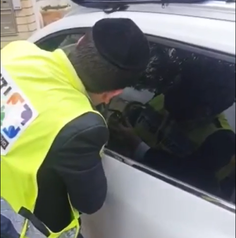  פעוט כבן שנתיים ננעל בשגגה ברכב לעיני אמו, מנהל הסניף חילץ אותו בשלום - חדשות בפתח תקווה