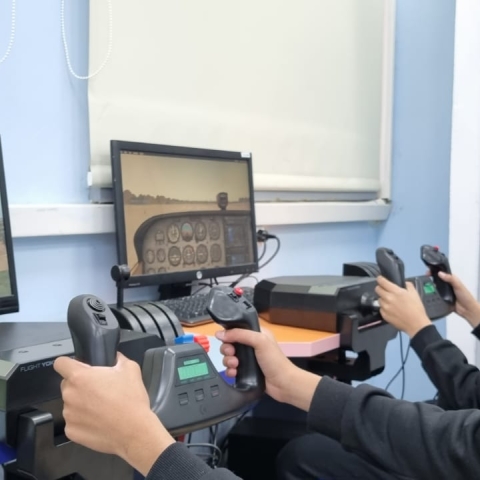 חברי טייסת ישיבת אמית אלירז מתקדמים להמראה - חינוך בפתח תקווה