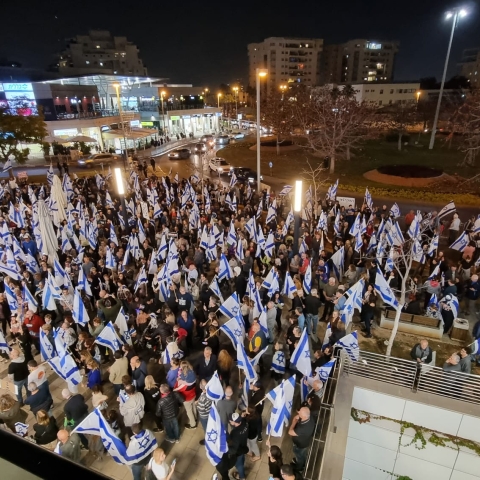 במוצ"ש ה-4/3/2023 כ-2000 איש הפגינו בכיכר גורן בפתח תקוה נגד ההפיכה המשטרית - חדשות בפתח תקווה
