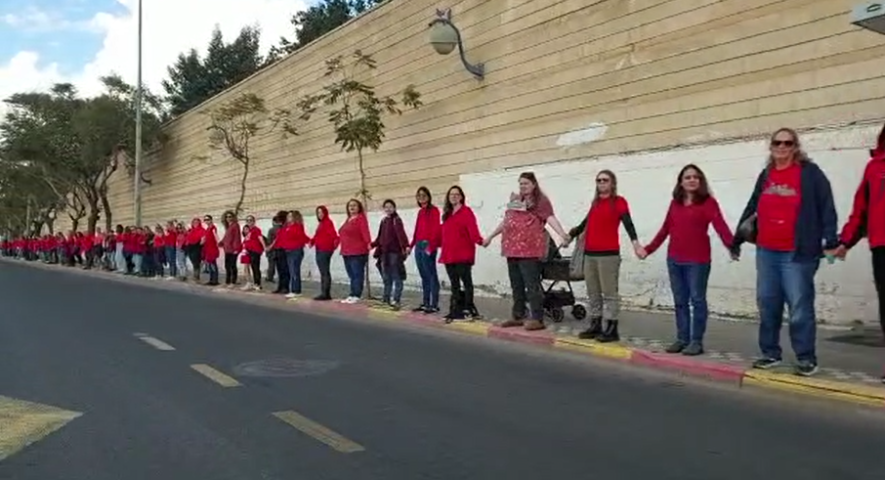 נשים מציבות קו אדום! צפו: שרשרת נשים אדומה למען הדמוקרטיה בפתח תקווה (וידיאו) - קהילות בפתח תקווה