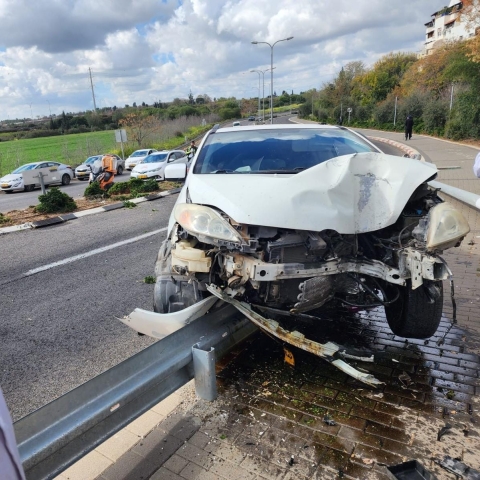 נהג התנגש עם רכבו בעמוד תאורה ובגדר בטיחות במחלף עמישב - חדשות בפתח תקווה