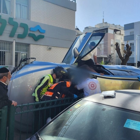 נהגת כבת 85 נפצעה כתוצאה מהתהפכות רכבה בכניסה לקופת חולים ברח' לוחמי הגיטו - חדשות בפתח תקווה