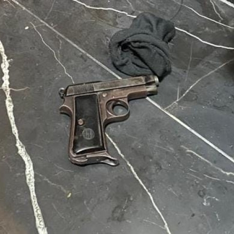 הוגשה הצהרת תובע כנגד 2 חשודים, תושבי פ"ת והאזור בחשד להחזקה לא חוקית של אקדח - חדשות בפתח תקווה