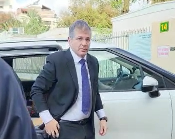 מפגינים נגד המהפיכה המשטרית הפתיעו את שר החינוך קיש וגרינברג בסיור בתיכון ברנר בעיר (וידיאו) - חדשות בפתח תקווה