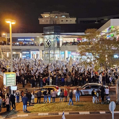 כ-4,000 איש השתתפו בהפגנה בסימן זכויות נשים, נגד המהפיכה המשטרית בכיכר גורן בפתח תקווה - חדשות בפתח תקווה