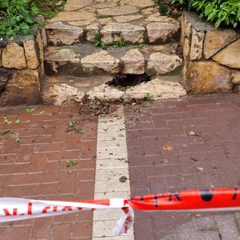 השכנים ירדו לכניסה לבניין וגילו: בולען בעומק 8 מטרים - חדשות בפתח תקווה