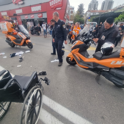 אדם על כיסא גלגלים נפגע מקטנוע בעת שחצה את הכביש ברח' בר כוכבא בפתח תקווה - חדשות בפתח תקווה