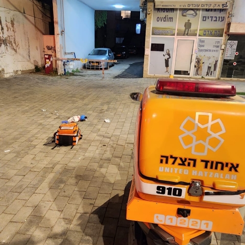 גבר בן 70 נמצא ברחוב כאשר הוא מעורפל הכרה ומצבו קשה - חדשות בפתח תקווה