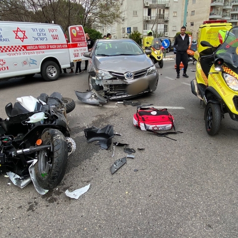 בן 38 שרכב על אופנוע נפגע מרכב ברחוב פלדמן בפתח תקווה - חדשות בפתח תקווה