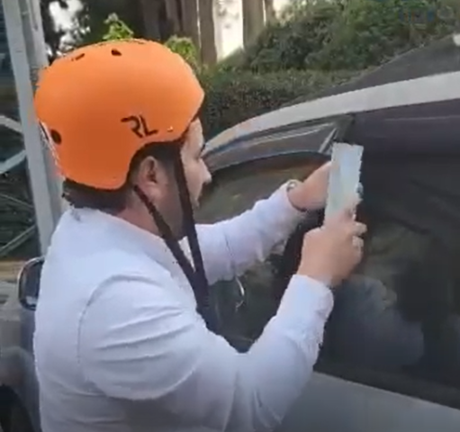 4 ילדות בגילאי שנה עד ארבע, ננעלו בשגגה ברכב לעיני אימן, ברחוב פיק"א בפתח תקווה - חדשות בפתח תקווה