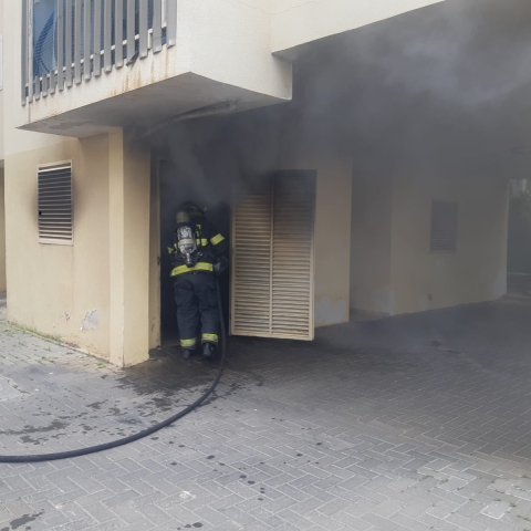 שריפה פרצה בחדר שירות מתחת למבנה מגורים ברח' הגר"א בפתח תקוה - חדשות בפתח תקווה