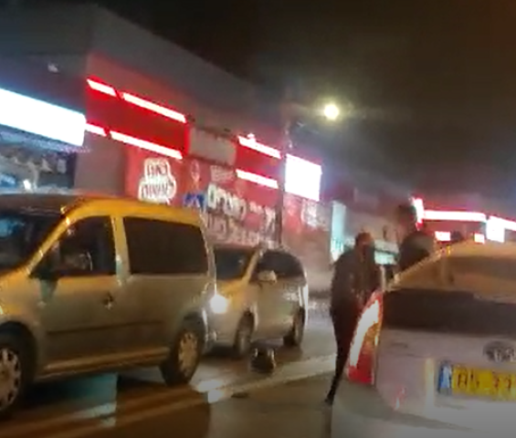 צפו: השליך את הקסדה שלו על ראשו של נהג אחר - חדשות בפתח תקווה