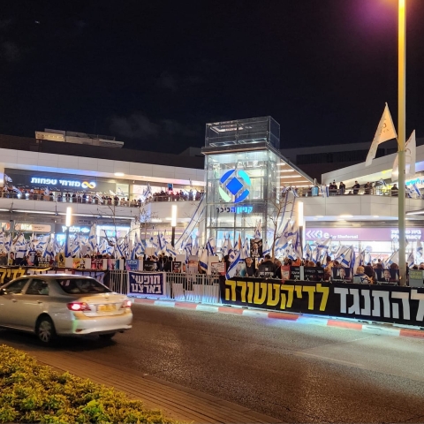 אמש (מוצ"ש) בכיכר גורן בפ"ת: 3,000 הפגינו נגד המהפיכה, 30 הפגינו בעד - חדשות בפתח תקווה