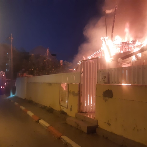 שריפה פרצה במתחם של 4 בתים פרטיים,  2 מהם עלו באש - חדשות בפתח תקווה