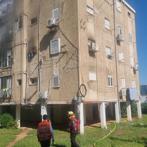 שריפה בדירה ברח' אנסקי, הדיירים הונחו להישאר בבתים - חדשות בפתח תקווה